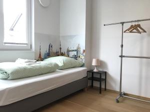 威斯巴登Townus Apartments Wiesbaden的一间卧室设有一张床和一个窗口