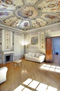 佛罗伦萨帕拉索多罗美德波卡住宅酒店的客厅设有天花板和绘画作品