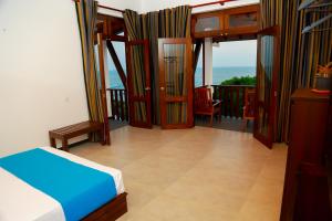 坦加拉Seafood Restaurant and Motel的一间卧室设有一张床和一个海景阳台