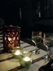 沃拉内特Casa Verde的一张桌子,上面放着酒和蜡烛
