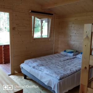 卡布里Rannakodu的小木屋内的一张床位,设有窗户