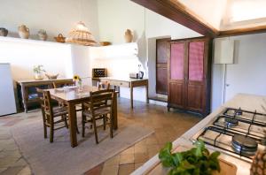 佩特拉松桑安德鲁农家乐的厨房以及带桌子和炉灶的用餐室