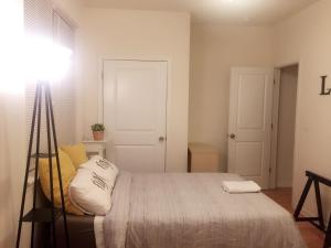 费城Cozy bedrooms at University City in Philadelphia的一间卧室配有一张带枕头的床