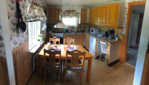 斯切灵加德Berget的厨房配有木桌和桌椅