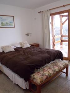 圣卡洛斯-德巴里洛切Gran ubicación, precioso y super cómodo!的一间卧室设有一张大床和一个窗户。