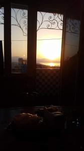 圣费利切-奇尔切奥Appartamento Panoramico的客房拥有2扇窗户,享有日落美景