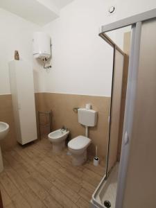 塔兰托All' Ombra del Faro - Mini Apartments的一间带卫生间和坐浴盆的浴室