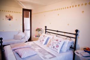 阿斯蒂B&B Cascina Ciapilau的卧室配有2张带粉色和白色枕头的床