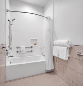 维斯塔Ayres Hotel Vista Carlsbad的白色的浴室设有浴缸和淋浴。