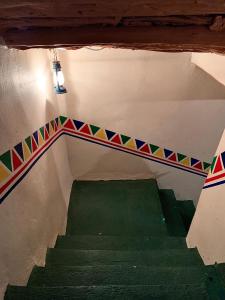 塔诺马بيت القرية التراثية的享有楼梯顶部的绿色景致