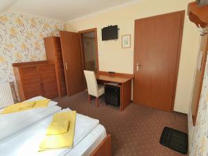 Sándorfalva普拉坦萨拉莎莉酒店的酒店客房配有两张床和一张书桌