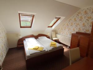 Sándorfalva普拉坦萨拉莎莉酒店的一间卧室配有一张黄色毛巾的床