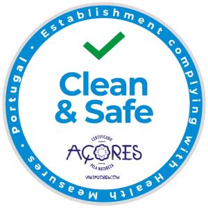 七城奥姆胡达比比度假屋的标签上贴有干净安全的Acorenes标志