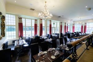 北安普敦聚焦威斯顿庄园酒店的一间带桌椅和吊灯的用餐室