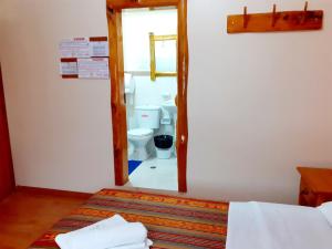 奥塔瓦洛Santa Fe的一间带卫生间的浴室和一张位于客房内的床。