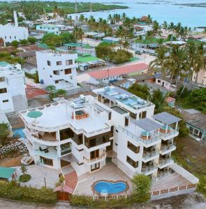 比亚米尔港Hotel La Laguna Galapagos的海洋前方建筑的空中景观