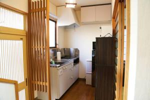 金泽Tsukuyomi Chuodori的一间带水槽和冰箱的小厨房