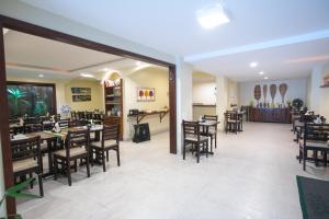 阿拉亚尔-杜卡布黄金海岸旅馆的一间在房间内配有桌椅的餐厅