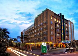 雅加达Royal Palm Hotel & Conference Center Cengkareng的城市街道上的建筑,有建筑