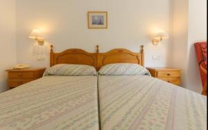 巴尼奥斯德蒙特迈奥尔格洛列塔酒店的一间卧室配有一张带2个床头柜的大床