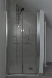 萨沃纳B&B Villa Paola的一间房间里带玻璃门的淋浴