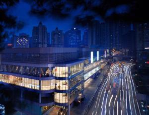 重庆重庆富力凯悦酒店的夜间有楼房和交通的城市