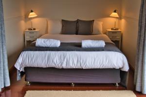 开普敦杰维斯BIG4 Cape Jervis Accommodation & Caravan Park的一间卧室配有一张带2个床头柜的大床
