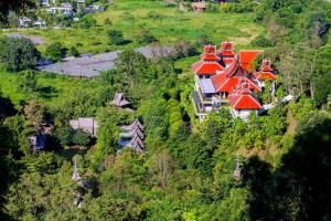 湄林清迈帕威曼Spa度假酒店的享有红色屋顶房屋的空中景致