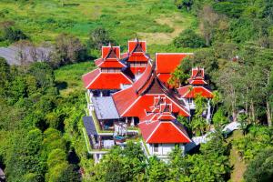 湄林清迈帕威曼Spa度假酒店的享有红色屋顶的大房子的空中景色