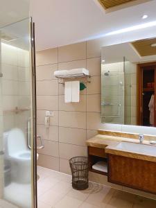 三亚海旅•君澜鹿回头国宾馆的一间带水槽、卫生间和镜子的浴室