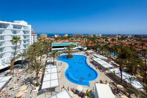 英格兰海滩Hotel Riu Papayas - All Inclusive的享有度假村的空中景致,设有游泳池和棕榈树