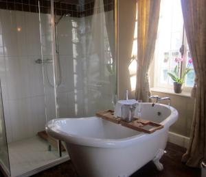 利托埃卢维尔庄园旅馆的带淋浴的浴室配有白色浴缸。