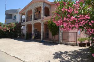 巴尔Apartments Milosevic的前面有粉红色花的房子