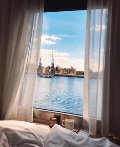 伦敦伦敦好酒店的卧室窗户享有水景