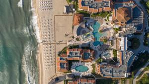 奥布佐尔HVD Club Hotel Miramar - 24 Hours Ultra All Inclusive的享有海滩和大海的壮丽景色。
