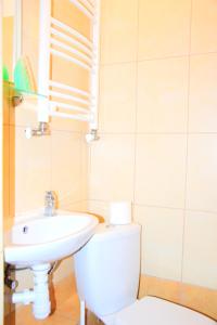 斯蒂格纳Zajazd Nadmorski的白色的浴室设有水槽和卫生间。