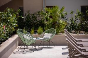 巴什卡沃达Fontevita Apartments的庭院里设有三把椅子和一张桌子