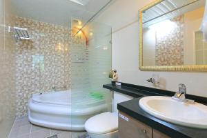庆州叶津酒店的一间带水槽、卫生间和镜子的浴室