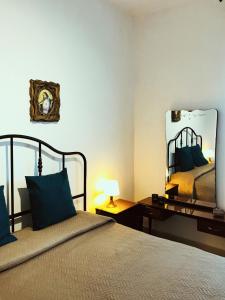 莫托拉Rifugio a Mottola的一间卧室配有一张床、一张书桌和一面镜子