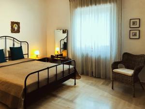 莫托拉Rifugio a Mottola的卧室配有床、椅子和窗户。