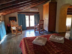 艾纳Alojamiento Rural Casa Honda的一间卧室,卧室内配有一张床和椅子