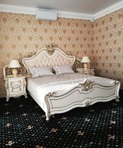 库斯塔奈"Palazzo"的一间卧室配有白色床和2个床头柜