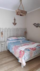 卡西奥皮Helena's Rooms的一间白色客房内的床铺卧室