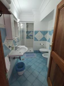 波西塔诺Villa Celentano的一间带水槽和卫生间的浴室