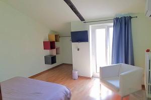 佩斯卡拉Nella vecchia Pescara的卧室配有白色的床和窗户。