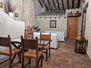 艾纳Alojamiento Rural Casa Honda的一间用餐室,在房间内配有桌椅