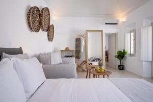 梅萨雷亚Radiant Santorini的白色卧室配有床和沙发