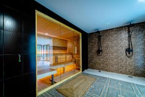 布什泰尼Yael Luxury Apartments 3的地毯上的一个大型玻璃淋浴间
