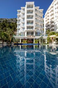 圣金Mille Amici Hotel的从游泳池欣赏到酒店的景色