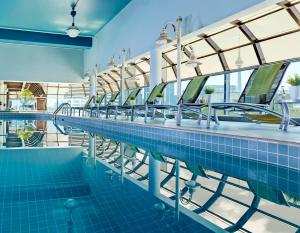 多伦多切尔西多伦多酒店的一座蓝色瓷砖的游泳池